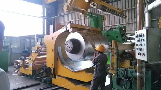 Chargement déchargeant l'acier de tôle mince de voiture de machine de fente de bobine de berceau de plancher fendant la ligne