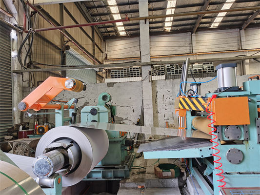 Tôle d'acier automatique à grande vitesse de haute précision fendant la ligne machine