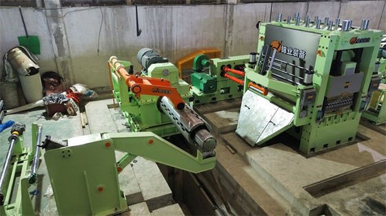6 Servo Hi Leveler coupé à la ligne de longueur avec un décortiqueur de bords et des double-empilatrices